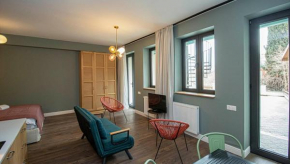 Chic Abanotubani Apt - Prime Location - By Wehost
